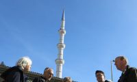 Srebrenica-vor der neuen Moschee.jpg